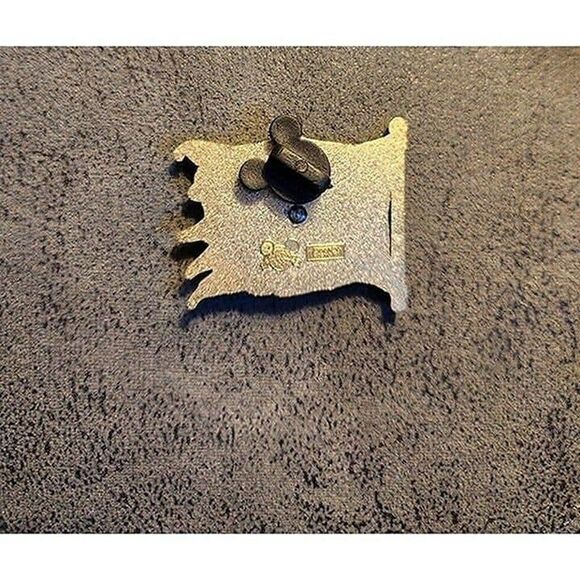 Disney Pirate Skull Flag Pirates of the Caribbean Pin - Picture 3 of 3